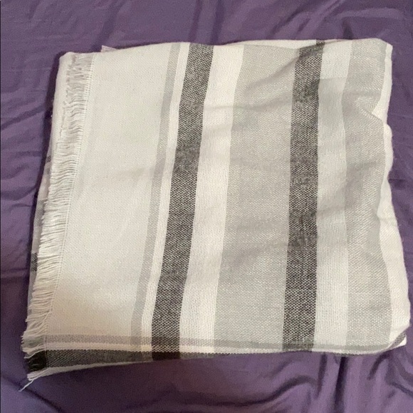 Like New Just Cozy Blanket Scarf - Picture 2 of 3